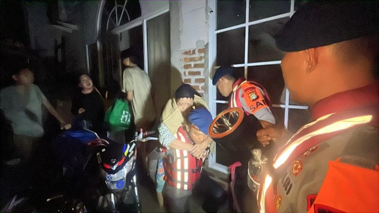 Batalyon D Pelopor Satbrimob Polda Metro Jaya Terjunkan Tim SAR dan Mobil Dapur Lapangan ke Lokasi Banjir Cikarang Utara,Kali Ulu