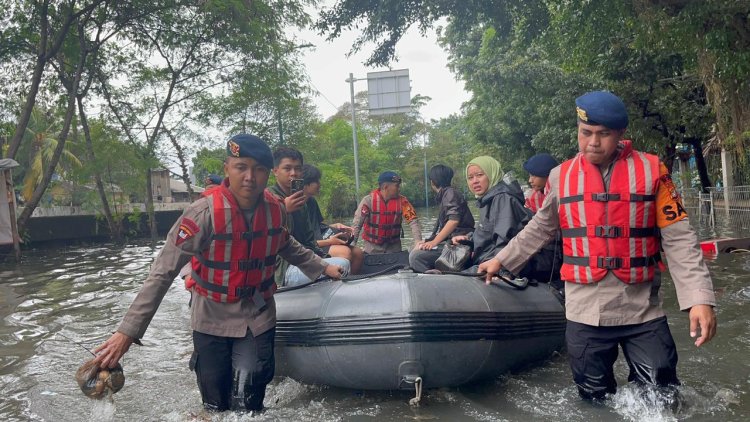 ‎Sat Brimob Polda Metro Jaya Evakuasi Warga Terdampak Banjir di Green Ville, Kebon Jeruk
