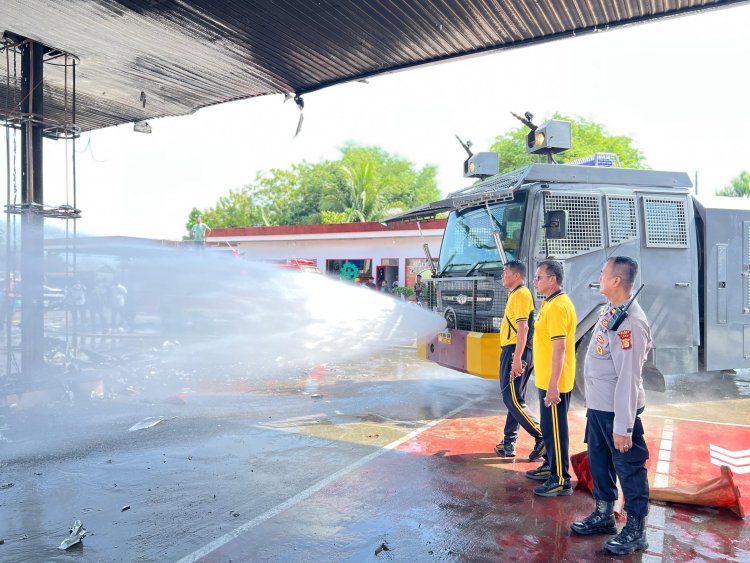 Polres Pidie Kerahkan Mobil AWC untuk Padamkan Kebakaran di SPBU Kuala Beukah