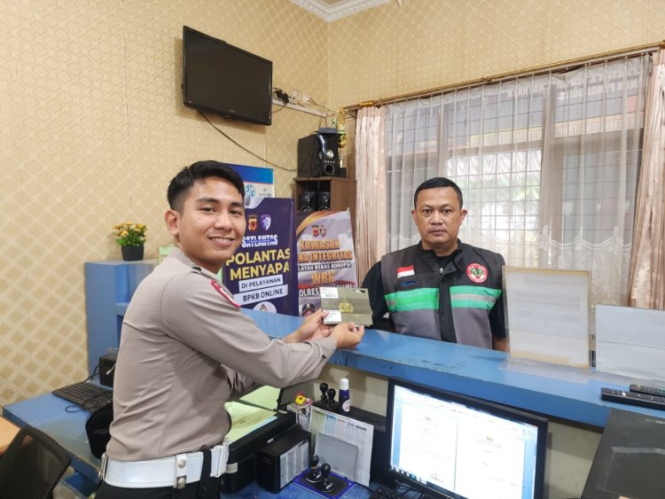 ‎Polantas Menyapa Wajib Pajak di Samsat Cibadak : Upaya Tingkatkan Pelayanan dan Kedekatan dengan Masyarakat