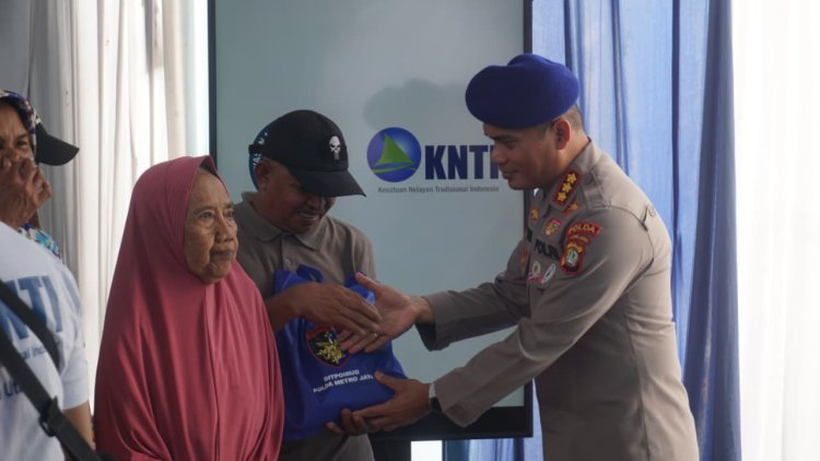 Respons Banjir Pesisir, Ditpolairud Polda Metro Jaya Bersama YMPI dan KNTI Gelar Bakti Sosial