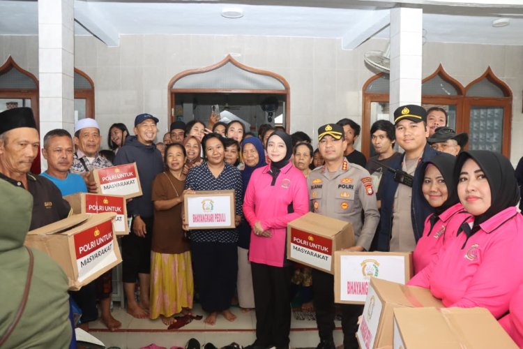 Kapolres Metro Tangerang Kota Tinjau Lokasi Pengungsian Banjir dan Dapur Umum, Salurkan Bantuan kepada Warga