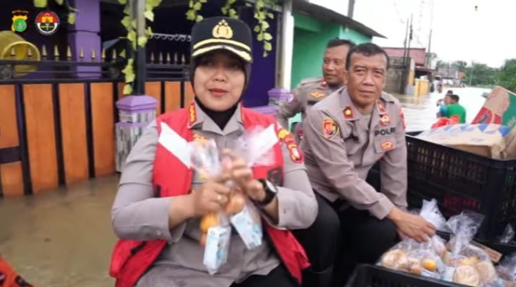 ‎Kapolres Metro Bekasi Laksanakan Kunjungan Kemanusiaan dan Penyaluran Bantuan Sosial Bagi Warga Terdampak Banjir di Tambun Utara