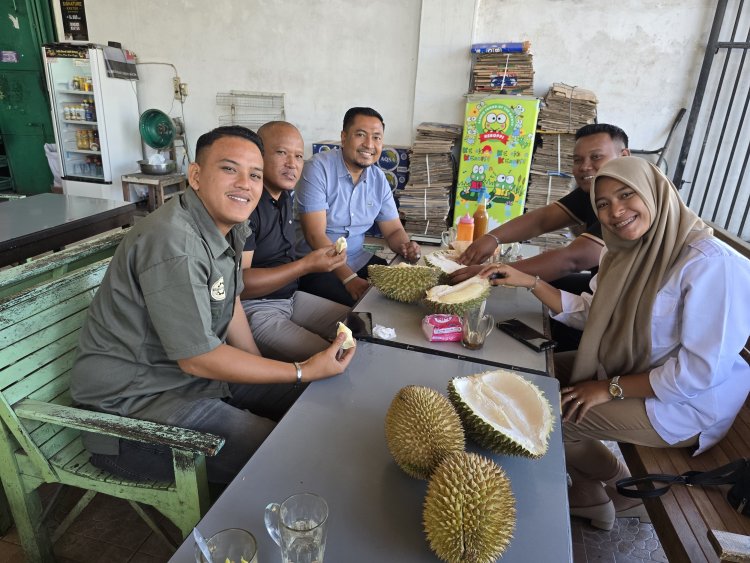 Kasat Intelkam Polres Bener Meriah Jamu Wartawan Ngopi dan Makan Durian