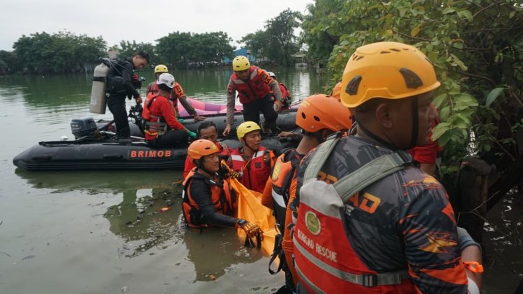‎Tim SAR Batalyon D Satuan Brimob Polda Metro Evakuasi Ibu-ibu yang Tenggelam di Danau Bekasi