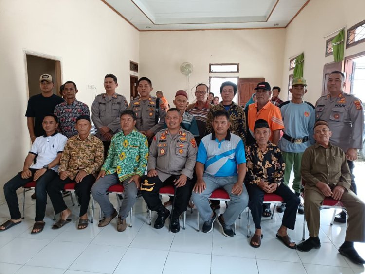 Jumat Berkah, Kapolres Way Kanan Salurkan Bansos di Balai Kampung Tanjung Raja Giham