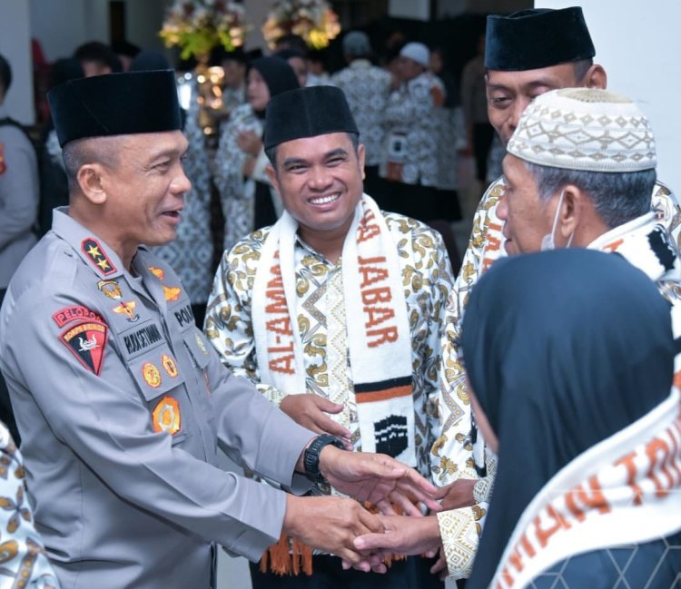 ‎Kapolda Jabar Irjen Pol. Dr. Rudi Setiawan Memimpin Pelepasan Jamaah Umroh di Masjid Al-Amman