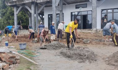 Jelang Bulan Ramadhan, Kanit Binmas dan Warga Gotong Royong di Masjid Al Muhajirin Talang Mangga