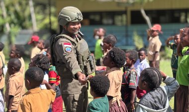 Tawa Anak-Anak Puncak Jaya Pecah di Kelas, Saat Polisi Datang Bukan untuk Menangkap, tapi Mengajar