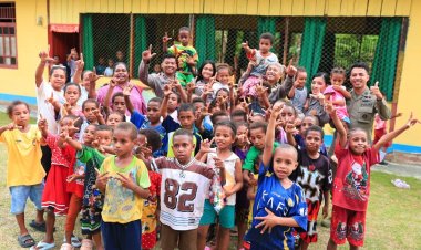 Personel Ops Damai Cartenz 2026 Hadirkan Keceriaan Lewat Belajar dan Bermain Bersama Anak Taman Baca Koya Tengah