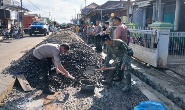 Sinergi Tingkatkan Kamtibmas Kondusif, Polisi dan Masyarakat Gotong Royong Pengecoran Jalan di Tiuh Balak Pasar Baradatu