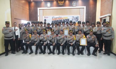 Kapolda Aceh Beri Penghargaan kepada Danyon Taruna Akpol dan Taruna Akpol atas Dedikasi Kemanusiaan di Aceh Tamiang