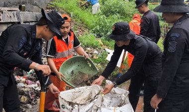 Brimob Metro Jaya Bersama Warga Bersihkan Bantaran Kali di Senen