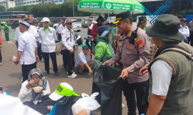 Pelayanan Humanis Polisi di Aksi Guru Madrasah, Bagikan Roti hingga Air Mineral