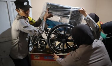 Peduli Sesama, Kapolres Metro Bekasi Serahkan Bantuan Kursi Roda, Sepeda, perlengkapan sekolah dan Sembako di Sriamur