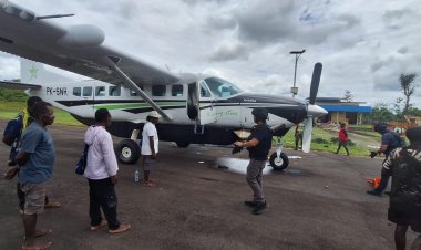 Olah TKP di Bandara Koroway Batu, Satgas Ops Damai Cartenz-2026 Amankan Barang Bukti Penembakan Pesawat