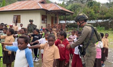 Satgas Ops Damai Cartenz 2026 Latih Disiplin dan Karakter Siswa SD Dondobaga di Mulia