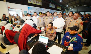 Momen Kapolri Ikut Donor Darah saat Hadiri Baksos HUT ke-53 Buruh KSPSI