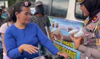‎Melalui Kegiatan Berbagi Takjil, Satlantas Polres Garut Padukan Kepedulian dengan Edukasi Lalu Lintas