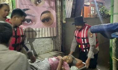 Ditsamapta Polda Metro Jaya Evakuasi Warga Sakit Terdampak Banjir di Kebon Pala
