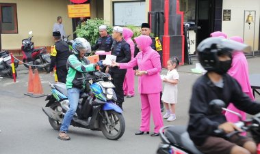 Brimob Polda Metro Jaya Bagi Takjil untuk Warga di Depan Mako Gegana