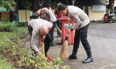 Program Bang Jasri Digelar Serentak, Personel Polres Kepulauan Seribu Kompak Bersih-Bersih Masjid