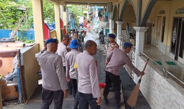 Ditpolairud PMJ Bersih-Bersih Masjid di Penjaringan, Dukung Gerakan Indonesia Asri