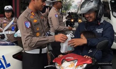 ‎Hangatkan Ramadhan, Satlantas Polres Kuningan Bersama Komunitas Ojol Bagikan Takjil ke Pengguna Jalan