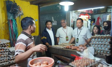 ‎Ditreskrimsus Polda Metro Cek Harga dan Stok Sembako di Rawamangun Jelang Lebaran
