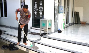 Jaga Kebersihan Rumah Ibadah, Brimob PMJ Korvey Lingkungan Masjid Al Mubarokah