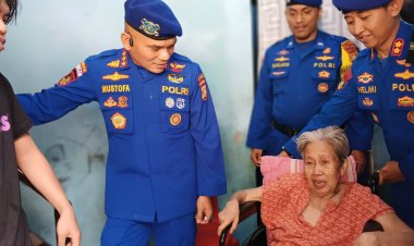 Ditpolairud Polda Metro Jaya Beri Kursi Roda untuk Lansia Pesisir Kali Adem