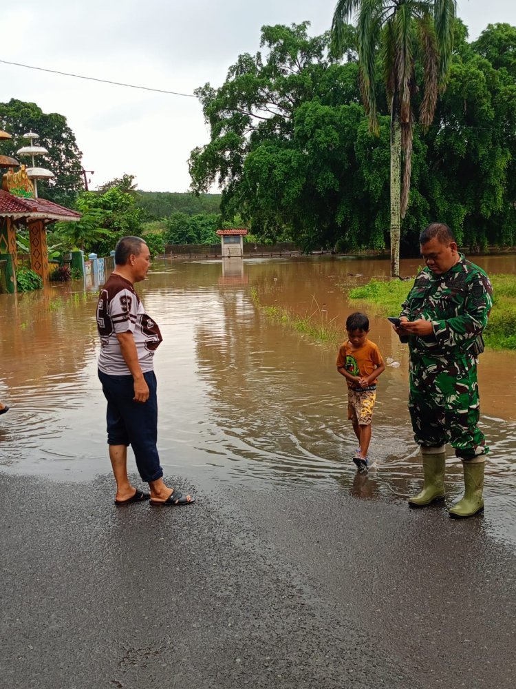 Hujan Deras Guyur Way Kanan, Camat Negeri Agung Tinjau Pemukiman yang Terendam Banjir