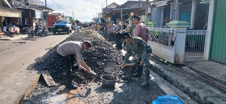 Sinergi Tingkatkan Kamtibmas Kondusif, Polisi dan Masyarakat Gotong Royong Pengecoran Jalan di Tiuh Balak Pasar Baradatu