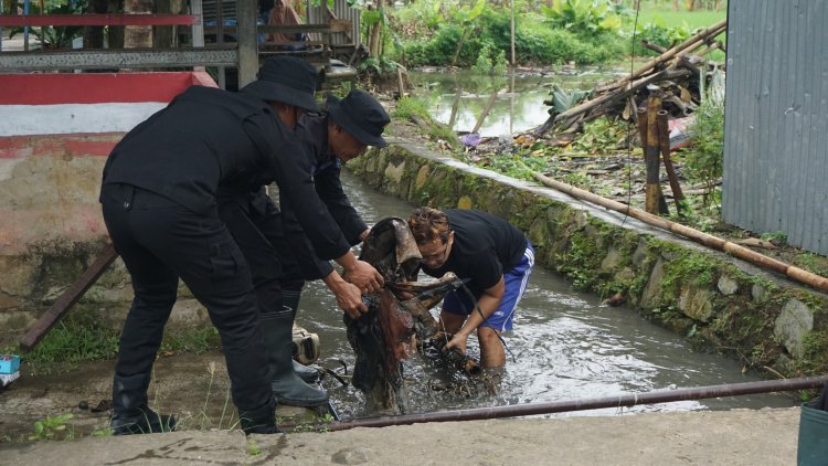 ‎Brimob Batalyon D Pelopor Gelar Giat “Jaga Jakarta Bersih” di Perum Hegar Asri Bekasi