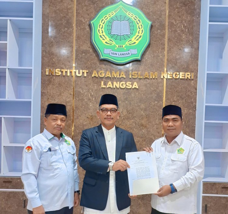 Rektor IAIN Langsa Serahkan Izin Program Doktor ke Plt. Direktur Pascasarjana