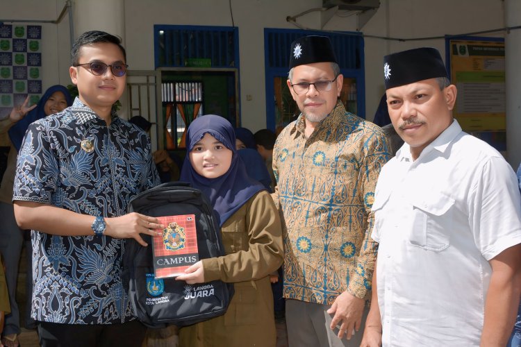 Walikota dan Wakil Walikota Langsa Salurkan 13.186 Paket Peralatan Sekolah Pascabanjir
