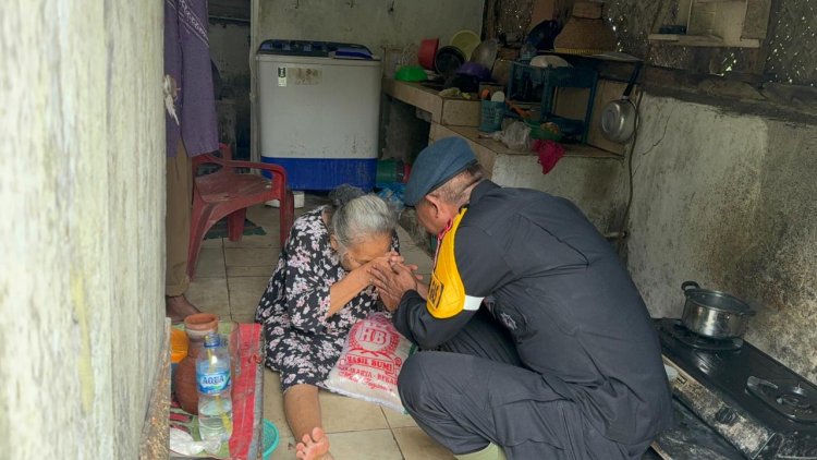 ‎Brimob Hadir di Tengah Warga, Program “Jumat Peduli” Bantu Masyarakat Sukamakmur