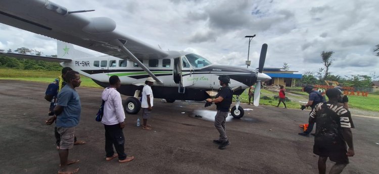 Olah TKP di Bandara Koroway Batu, Satgas Ops Damai Cartenz-2026 Amankan Barang Bukti Penembakan Pesawat