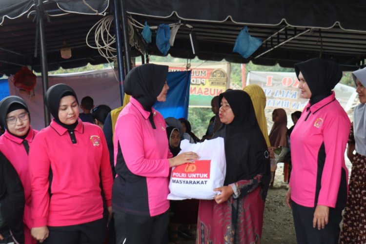 Aksi Sosial Bhayangkari: Ketua Cabang Aceh Tengah Antar Bantuan untuk Korban Bencana