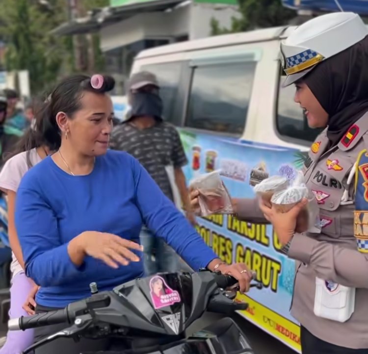 ‎Melalui Kegiatan Berbagi Takjil, Satlantas Polres Garut Padukan Kepedulian dengan Edukasi Lalu Lintas