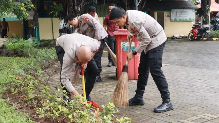 Program Bang Jasri Digelar Serentak, Personel Polres Kepulauan Seribu Kompak Bersih-Bersih Masjid