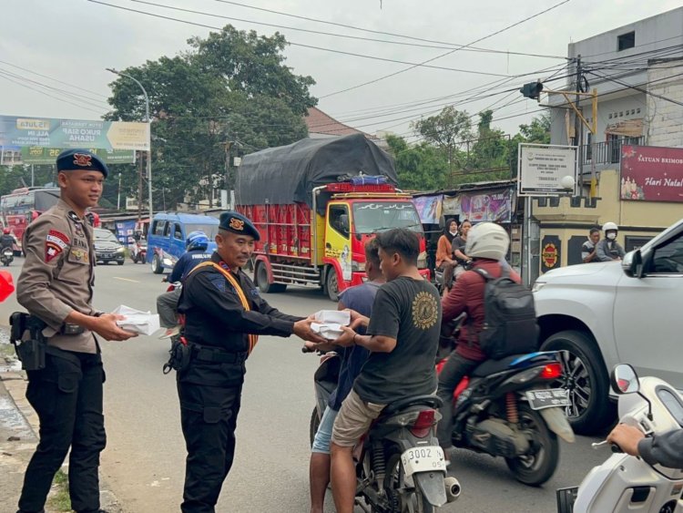 ‎Brimob Polda Metro Jaya Berbagi Takjil, Pengguna Jalan di Ciputat Sambut Hangat