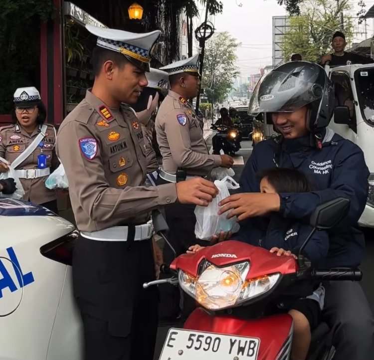 ‎Hangatkan Ramadhan, Satlantas Polres Kuningan Bersama Komunitas Ojol Bagikan Takjil ke Pengguna Jalan