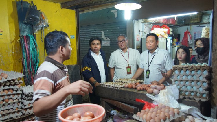 ‎Ditreskrimsus Polda Metro Cek Harga dan Stok Sembako di Rawamangun Jelang Lebaran