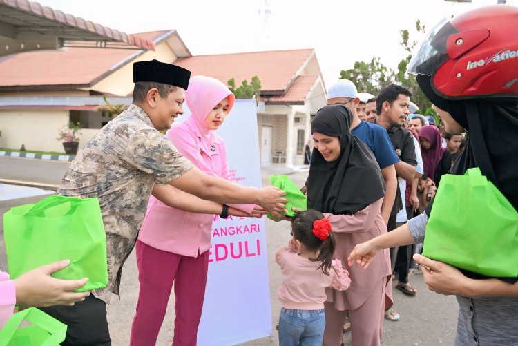 Tebar Berkah Ramadhan, Satresnarkoba dan Bhayangkari Pidie Bagikan Takjil untuk Pengguna Jalan