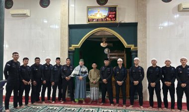 *Kompi 3 Batalyon D Pelopor Melaksanakan Taraweh Keliling di Masjid Jami Al-Hasanah*