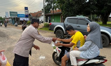 Polsek Pakuan Ratu Berbagi Takjil Jelang Buka Puasa di Depan Mako   