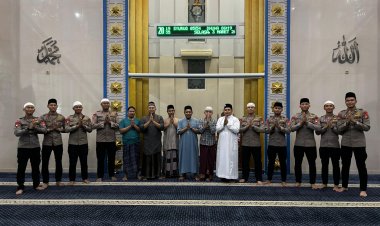 Personel Batalyon D Pelopor Laksanakan Tarawih Keliling di Masjid Baiturrahman PDAM Tirta Bhagasasi