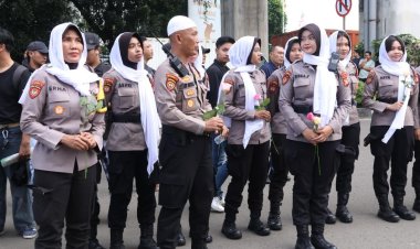 SEJUKKAN RAMADHAN, POLDA METRO JAYA KEDEPANKAN PENDEKATAN HUMANIS DAN TIM SHOLAWAT DALAM PELAYANAN PENYAMPAIAN ASPIRASI MAHASISWA