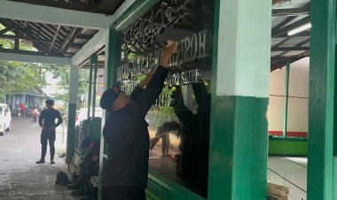 Gegana Brimob PMJ Bersihkan Masjid Al-Magfiroh di Slipi, Wujud Kepedulian Jaga Lingkungan